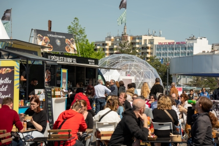 Visiteurs Foire de Paris faisant une pause dans l'espace food trucks
