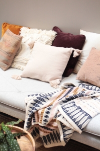 Photo d'un canapé avec des coussins de couleurs