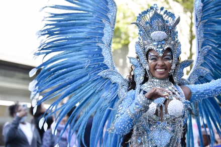 Photo d'une femme pendant le carnaval Foire de Paris 2022