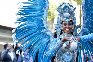 Femme dans un costume de carnaval bleu