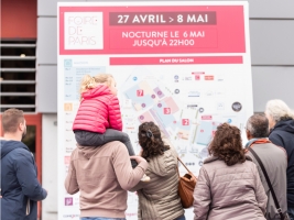 Famille regardant le plan de Foire de Paris 2023