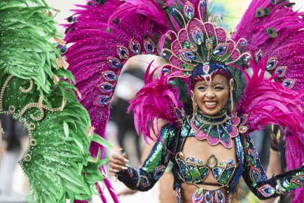 Photo d'un carnavalier avec un costume en plumes de couleur 