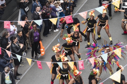 Carnavaliers dansant durant parade foire de paris 2023